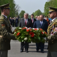 Při oslavách osvobození Ostravy Rudou armádou náš fotograf zachytil 1. náměstka hejtmana Moravskoslezského kraje Josefa Babku (KSČM) a hejtmana Miroslava Nováka (ČSSD) při uctění památky padlých.