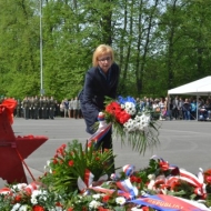 Kytici položila u památníku i europoslankyně Kateřina Konečná (KSČM).